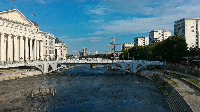 řeka Vardar protékající hlavním městem Skopje